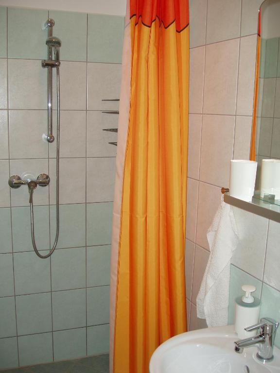 Franciska Portaja Apartment Igal Bilik gambar